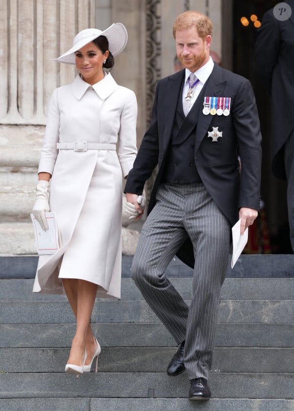 A la cathédrale St Paul en 2022, elle avait été huée par une partie de la foule, pas question pour elle de revivre ce moment puisqu'une messe est prévue avec Harry dans ce lieu ce 8 mai également
Le prince Harry, duc de Sussex, et Meghan Markle, duchesse de Sussex - Les membres de la famille royale et les invités à la sortie de la messe du jubilé, célébrée à la cathédrale Saint-Paul de Londres, Royaume Uni, le 3 juin 2022.