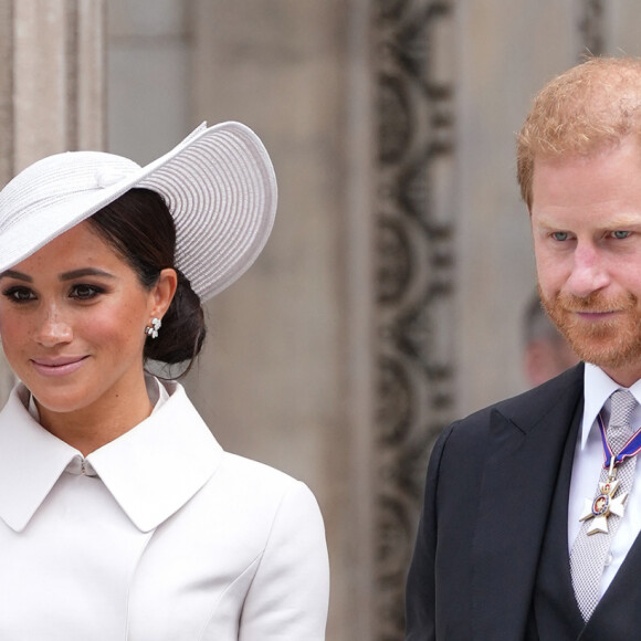 A la cathédrale St Paul en 2022, elle avait été huée par une partie de la foule, pas question pour elle de revivre ce moment puisqu'une messe est prévue avec Harry dans ce lieu ce 8 mai également
Le prince Harry, duc de Sussex, et Meghan Markle, duchesse de Sussex - Les membres de la famille royale et les invités à la sortie de la messe du jubilé, célébrée à la cathédrale Saint-Paul de Londres, Royaume Uni, le 3 juin 2022.