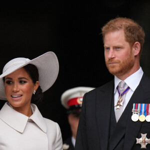 Peter Philips, le prince Harry, duc de Sussex, et Meghan Markle, duchesse de Sussex, Zara Phillips (Zara Tindall) - Les membres de la famille royale et les invités à la sortie de la messe du jubilé, célébrée à la cathédrale Saint-Paul de Londres, Royaume Uni, le 3 juin 2022.