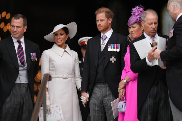 Peter Philips, le prince Harry, duc de Sussex, et Meghan Markle, duchesse de Sussex, Zara Phillips (Zara Tindall) - Les membres de la famille royale et les invités à la sortie de la messe du jubilé, célébrée à la cathédrale Saint-Paul de Londres, Royaume Uni, le 3 juin 2022.