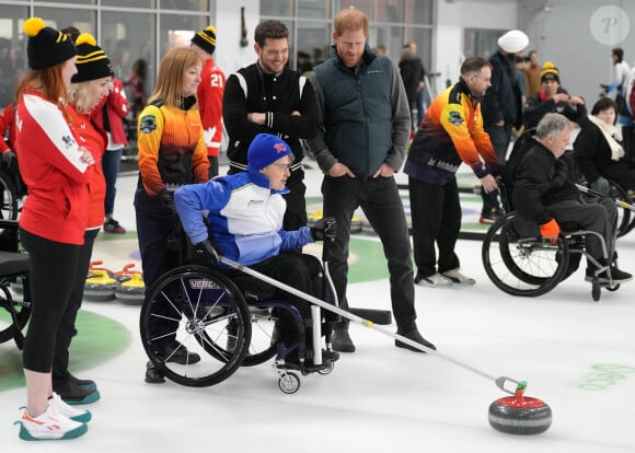Le prince Harry, duc de Sussex et Meghan Markle, duchesse de Sussex, se joignent participent à un entraînement de curling aux Invictus Games Vancouver Whistler 2025, au Hillcrest Community Centre, Vancouver, Colombie-Britannique, Canada, le 16 février 2024.