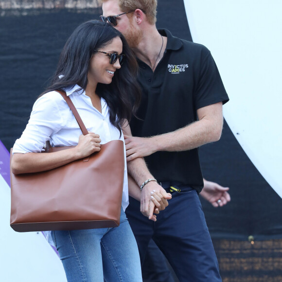 Le prince Harry et sa compagne Meghan Markle main dans la main lors de leur première apparition officielle lors de la finale de tennis en chaise roulante pendant les Invictus Games 2017 à Toronto, le 25 septembre 2017.