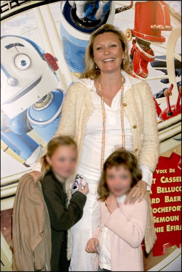 Elle laisse quatre enfants derrière elle
Géraldine Carré avec ses filles à l'avant-première du film "Robots", à l'UGC Normandie, en 2005