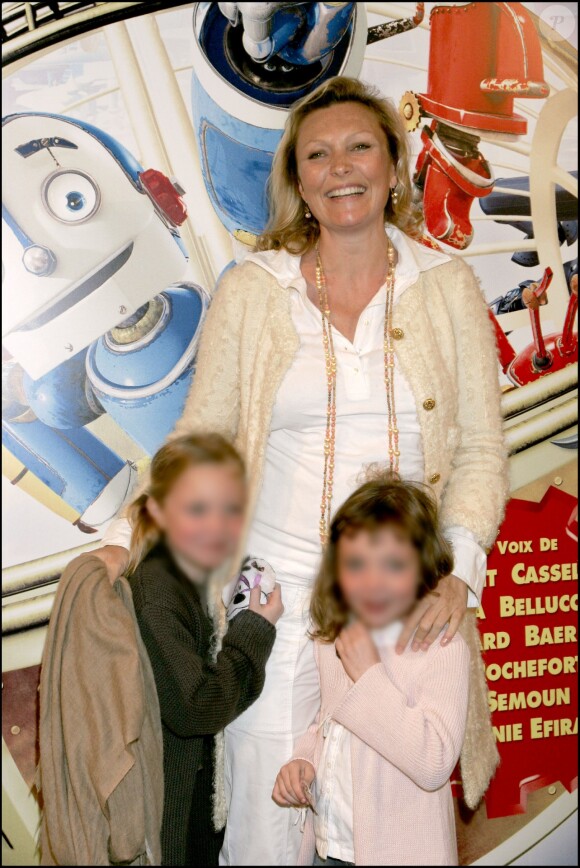 Elle laisse quatre enfants derrière elle
Géraldine Carré avec ses filles à l'avant-première du film "Robots", à l'UGC Normandie, en 2005