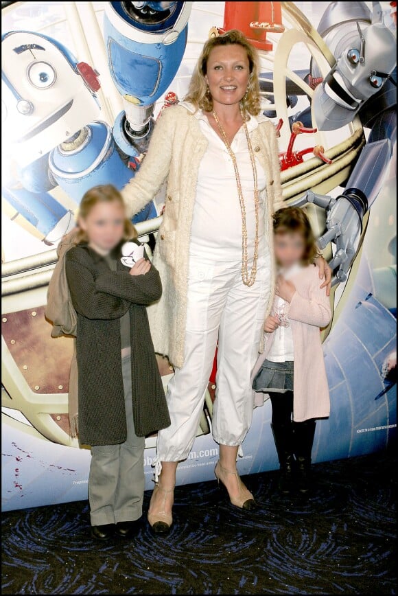 Les causes de son décès n'ont pas été dévoilées
Géraldine Carré avec ses filles à l'avant-première du film "Robots", à l'UGC Normandie, en 2005