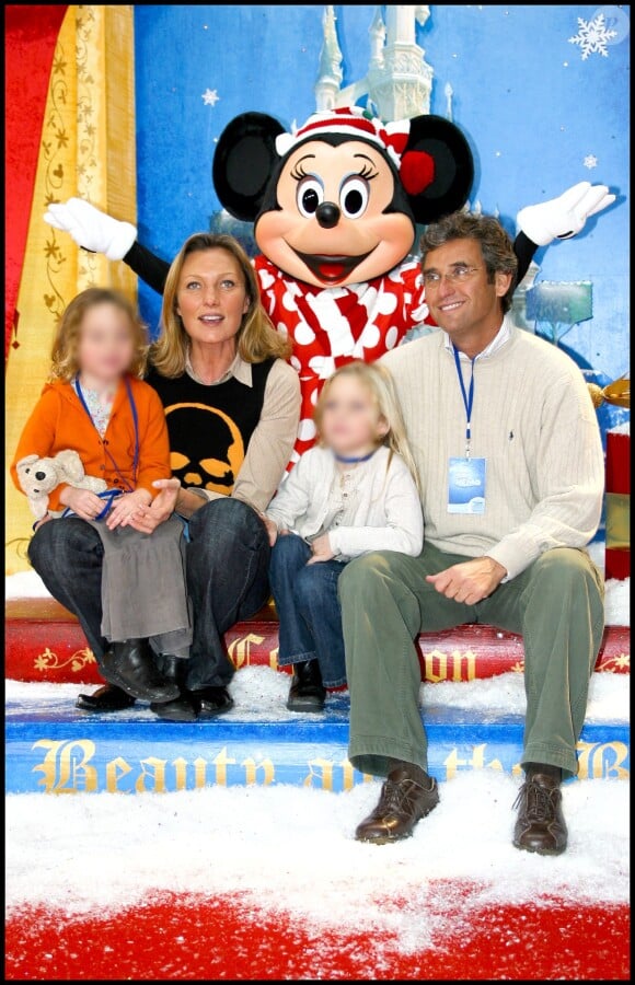Qu'elle a eus avec son mari Patrice
Geraldine Carré avec son mari Patrice et leurs enfants pour celebrer le Noel d'Eurodisney a DisneyLand Paris .