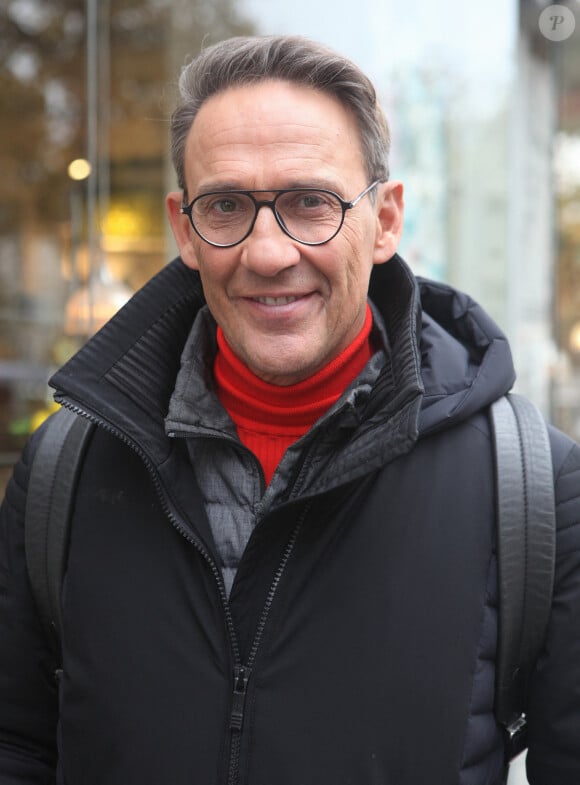 Exclusif - Julien Courbet à la sortie des studios de radio de l'émission "Les Grosses Têtes" à Paris. Le 30 novembre 2022 © Jonathan Rebboah / Panoramic / Bestimage 