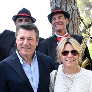 Exclusif - Christian Estrosi, le maire de Nice, et sa femme Laura Tenoudji ont inauguré la Fête des Mai dans les jardins de Cimiez à Nice, le 1er mai 2024, entourés par de nombreux élus municipaux, dont Philippe Pradal, le député de la 3ème circonscription des Alpes-Maritimes, conseiller municipal de la ville de Nice, Graig Monetti, l'adjoint au maire de Nice, délégué à l'événementiel, à la jeunesse et à l'égalité des chances, Jean Luc Gaglio, l'adjoint au maire délégué à l'éducation, au livre, à la lutte contre l'illettrisme, et à l'identité niçoise, ou encore Franck Martin, l'adjoint au maire de Nice chargé des commerces. Cette inauguration aurait du se faire le 1er mai, mais la pluie en a décidé autrement. Les différentes animations dans l'esprit de la culture et des traditions niçoises avec lancers de palhàssou, aubades et danses folkloriques, one man show, balèti, spectacles de théâtre et de magie vont se dérouler pendant tout le mois dans les jardins de Cimiez. Cette année, un petit plus artistique, des affiches de l'événement réalisées par des illustrateurs ont été exposées sous les oliviers des jardins. Cette célébration est issue d'un rite ancien en l'honneur de la déesse de la Terre. Le renouveau de la nature se célébrait en plantant un grand pin abattu dans la forêt, dans un temple et en le décorant de guirlandes de fleurs et de lauriers. Au fil des siècles, la coutume évolue : on danse autour des mats dressés dans des endroits symboliques, en mangeant des spécialités, en jouant au Pilou ou au Vitou et en élisant la Reine des Mai. Sa version actuelle englobe dégustations de spécialités niçoises, Ban Bagnat, Socca, Tourte aux Blettes, spectacles folkloriques et de variétés, bal musette, attractions et animations pour les petits et grands, structures gonflables, manège et ceux, tous les dimanches du mois de Mai. © Bruno Bebert/Bestimage