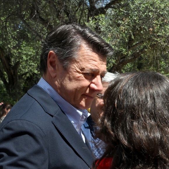 Pour rappel, Christian Estrosi occupe les fonctions de Maire de Nice depuis 2008
Exclusif - Christian Estrosi, le maire de Nice, et sa femme Laura Tenoudji ont inauguré la Fête des Mai dans les jardins de Cimiez à Nice, le 1er mai 2024, entourés par de nombreux élus municipaux, dont Philippe Pradal, le député de la 3ème circonscription des Alpes-Maritimes, conseiller municipal de la ville de Nice, Graig Monetti, l'adjoint au maire de Nice, délégué à l'événementiel, à la jeunesse et à l'égalité des chances, Jean Luc Gaglio, l'adjoint au maire délégué à l'éducation, au livre, à la lutte contre l'illettrisme, et à l'identité niçoise, ou encore Franck Martin, l'adjoint au maire de Nice chargé des commerces. Cette inauguration aurait du se faire le 1er mai, mais la pluie en a décidé autrement. Les différentes animations dans l'esprit de la culture et des traditions niçoises avec lancers de palhàssou, aubades et danses folkloriques, one man show, balèti, spectacles de théâtre et de magie vont se dérouler pendant tout le mois dans les jardins de Cimiez. Cette année, un petit plus artistique, des affiches de l'événement réalisées par des illustrateurs ont été exposées sous les oliviers des jardins. Cette célébration est issue d'un rite ancien en l'honneur de la déesse de la Terre. Le renouveau de la nature se célébrait en plantant un grand pin abattu dans la forêt, dans un temple et en le décorant de guirlandes de fleurs et de lauriers. Au fil des siècles, la coutume évolue : on danse autour des mats dressés dans des endroits symboliques, en mangeant des spécialités, en jouant au Pilou ou au Vitou et en élisant la Reine des Mai. Sa version actuelle englobe dégustations de spécialités niçoises, Ban Bagnat, Socca, Tourte aux Blettes, spectacles folkloriques et de variétés, bal musette, attractions et animations pour les petits et grands, structures gonflables, manège et ceux, tous les dimanches du mois de Mai. © Bruno Bebert/Bestimage 