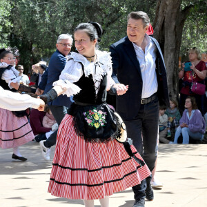 Le couple était accompagné par de nombreux élus municipaux niçois
Exclusif - Christian Estrosi, le maire de Nice, et sa femme Laura Tenoudji ont inauguré la Fête des Mai dans les jardins de Cimiez à Nice, le 1er mai 2024, entourés par de nombreux élus municipaux, dont Philippe Pradal, le député de la 3ème circonscription des Alpes-Maritimes, conseiller municipal de la ville de Nice, Graig Monetti, l'adjoint au maire de Nice, délégué à l'événementiel, à la jeunesse et à l'égalité des chances, Jean Luc Gaglio, l'adjoint au maire délégué à l'éducation, au livre, à la lutte contre l'illettrisme, et à l'identité niçoise, ou encore Franck Martin, l'adjoint au maire de Nice chargé des commerces. Cette inauguration aurait du se faire le 1er mai, mais la pluie en a décidé autrement. Les différentes animations dans l'esprit de la culture et des traditions niçoises avec lancers de palhàssou, aubades et danses folkloriques, one man show, balèti, spectacles de théâtre et de magie vont se dérouler pendant tout le mois dans les jardins de Cimiez. Cette année, un petit plus artistique, des affiches de l'événement réalisées par des illustrateurs ont été exposées sous les oliviers des jardins. Cette célébration est issue d'un rite ancien en l'honneur de la déesse de la Terre. Le renouveau de la nature se célébrait en plantant un grand pin abattu dans la forêt, dans un temple et en le décorant de guirlandes de fleurs et de lauriers. Au fil des siècles, la coutume évolue : on danse autour des mats dressés dans des endroits symboliques, en mangeant des spécialités, en jouant au Pilou ou au Vitou et en élisant la Reine des Mai. Sa version actuelle englobe dégustations de spécialités niçoises, Ban Bagnat, Socca, Tourte aux Blettes, spectacles folkloriques et de variétés, bal musette, attractions et animations pour les petits et grands, structures gonflables, manège et ceux, tous les dimanches du mois de Mai. © Bruno Bebert/Bestimage 