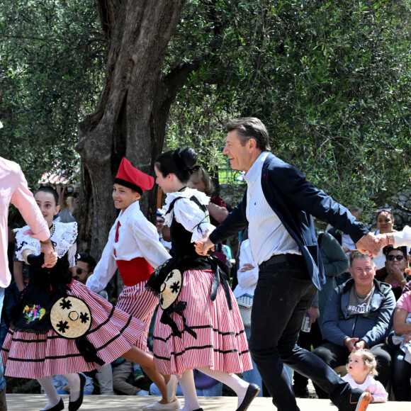 Exclusif - Christian Estrosi, le maire de Nice, et sa femme Laura Tenoudji ont inauguré la Fête des Mai dans les jardins de Cimiez à Nice, le 1er mai 2024, entourés par de nombreux élus municipaux, dont Philippe Pradal, le député de la 3ème circonscription des Alpes-Maritimes, conseiller municipal de la ville de Nice, Graig Monetti, l'adjoint au maire de Nice, délégué à l'événementiel, à la jeunesse et à l'égalité des chances, Jean Luc Gaglio, l'adjoint au maire délégué à l'éducation, au livre, à la lutte contre l'illettrisme, et à l'identité niçoise, ou encore Franck Martin, l'adjoint au maire de Nice chargé des commerces. Cette inauguration aurait du se faire le 1er mai, mais la pluie en a décidé autrement. Les différentes animations dans l'esprit de la culture et des traditions niçoises avec lancers de palhàssou, aubades et danses folkloriques, one man show, balèti, spectacles de théâtre et de magie vont se dérouler pendant tout le mois dans les jardins de Cimiez. Cette année, un petit plus artistique, des affiches de l'événement réalisées par des illustrateurs ont été exposées sous les oliviers des jardins. Cette célébration est issue d'un rite ancien en l'honneur de la déesse de la Terre. Le renouveau de la nature se célébrait en plantant un grand pin abattu dans la forêt, dans un temple et en le décorant de guirlandes de fleurs et de lauriers. Au fil des siècles, la coutume évolue : on danse autour des mats dressés dans des endroits symboliques, en mangeant des spécialités, en jouant au Pilou ou au Vitou et en élisant la Reine des Mai. Sa version actuelle englobe dégustations de spécialités niçoises, Ban Bagnat, Socca, Tourte aux Blettes, spectacles folkloriques et de variétés, bal musette, attractions et animations pour les petits et grands, structures gonflables, manège et ceux, tous les dimanches du mois de Mai. © Bruno Bebert/Bestimage 