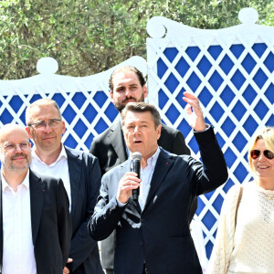 Exclusif - Christian Estrosi, le maire de Nice, et sa femme Laura Tenoudji ont inauguré la Fête des Mai dans les jardins de Cimiez à Nice, le 1er mai 2024, entourés par de nombreux élus municipaux, dont Philippe Pradal, le député de la 3ème circonscription des Alpes-Maritimes, conseiller municipal de la ville de Nice, Graig Monetti, l'adjoint au maire de Nice, délégué à l'événementiel, à la jeunesse et à l'égalité des chances, Jean Luc Gaglio, l'adjoint au maire délégué à l'éducation, au livre, à la lutte contre l'illettrisme, et à l'identité niçoise, ou encore Franck Martin, l'adjoint au maire de Nice chargé des commerces. Cette inauguration aurait du se faire le 1er mai, mais la pluie en a décidé autrement. Les différentes animations dans l'esprit de la culture et des traditions niçoises avec lancers de palhàssou, aubades et danses folkloriques, one man show, balèti, spectacles de théâtre et de magie vont se dérouler pendant tout le mois dans les jardins de Cimiez. Cette année, un petit plus artistique, des affiches de l'événement réalisées par des illustrateurs ont été exposées sous les oliviers des jardins. Cette célébration est issue d'un rite ancien en l'honneur de la déesse de la Terre. Le renouveau de la nature se célébrait en plantant un grand pin abattu dans la forêt, dans un temple et en le décorant de guirlandes de fleurs et de lauriers. Au fil des siècles, la coutume évolue : on danse autour des mats dressés dans des endroits symboliques, en mangeant des spécialités, en jouant au Pilou ou au Vitou et en élisant la Reine des Mai. Sa version actuelle englobe dégustations de spécialités niçoises, Ban Bagnat, Socca, Tourte aux Blettes, spectacles folkloriques et de variétés, bal musette, attractions et animations pour les petits et grands, structures gonflables, manège et ceux, tous les dimanches du mois de Mai. © Bruno Bebert/Bestimage 