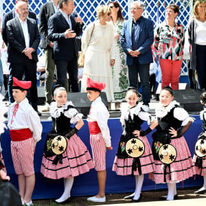 Exclusif - Christian Estrosi, le maire de Nice, et sa femme Laura Tenoudji ont inauguré la Fête des Mai dans les jardins de Cimiez à Nice, le 1er mai 2024, entourés par de nombreux élus municipaux, dont Philippe Pradal, le député de la 3ème circonscription des Alpes-Maritimes, conseiller municipal de la ville de Nice, Graig Monetti, l'adjoint au maire de Nice, délégué à l'événementiel, à la jeunesse et à l'égalité des chances, Jean Luc Gaglio, l'adjoint au maire délégué à l'éducation, au livre, à la lutte contre l'illettrisme, et à l'identité niçoise, ou encore Franck Martin, l'adjoint au maire de Nice chargé des commerces. Cette inauguration aurait du se faire le 1er mai, mais la pluie en a décidé autrement. Les différentes animations dans l'esprit de la culture et des traditions niçoises avec lancers de palhàssou, aubades et danses folkloriques, one man show, balèti, spectacles de théâtre et de magie vont se dérouler pendant tout le mois dans les jardins de Cimiez. Cette année, un petit plus artistique, des affiches de l'événement réalisées par des illustrateurs ont été exposées sous les oliviers des jardins. Cette célébration est issue d'un rite ancien en l'honneur de la déesse de la Terre. Le renouveau de la nature se célébrait en plantant un grand pin abattu dans la forêt, dans un temple et en le décorant de guirlandes de fleurs et de lauriers. Au fil des siècles, la coutume évolue : on danse autour des mats dressés dans des endroits symboliques, en mangeant des spécialités, en jouant au Pilou ou au Vitou et en élisant la Reine des Mai. Sa version actuelle englobe dégustations de spécialités niçoises, Ban Bagnat, Socca, Tourte aux Blettes, spectacles folkloriques et de variétés, bal musette, attractions et animations pour les petits et grands, structures gonflables, manège et ceux, tous les dimanches du mois de Mai. © Bruno Bebert/Bestimage 