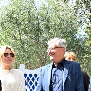 Exclusif - Christian Estrosi, le maire de Nice, et sa femme Laura Tenoudji ont inauguré la Fête des Mai dans les jardins de Cimiez à Nice, le 1er mai 2024, entourés par de nombreux élus municipaux, dont Philippe Pradal, le député de la 3ème circonscription des Alpes-Maritimes, conseiller municipal de la ville de Nice, Graig Monetti, l'adjoint au maire de Nice, délégué à l'événementiel, à la jeunesse et à l'égalité des chances, Jean Luc Gaglio, l'adjoint au maire délégué à l'éducation, au livre, à la lutte contre l'illettrisme, et à l'identité niçoise, ou encore Franck Martin, l'adjoint au maire de Nice chargé des commerces. Cette inauguration aurait du se faire le 1er mai, mais la pluie en a décidé autrement. Les différentes animations dans l'esprit de la culture et des traditions niçoises avec lancers de palhàssou, aubades et danses folkloriques, one man show, balèti, spectacles de théâtre et de magie vont se dérouler pendant tout le mois dans les jardins de Cimiez. Cette année, un petit plus artistique, des affiches de l'événement réalisées par des illustrateurs ont été exposées sous les oliviers des jardins. Cette célébration est issue d'un rite ancien en l'honneur de la déesse de la Terre. Le renouveau de la nature se célébrait en plantant un grand pin abattu dans la forêt, dans un temple et en le décorant de guirlandes de fleurs et de lauriers. Au fil des siècles, la coutume évolue : on danse autour des mats dressés dans des endroits symboliques, en mangeant des spécialités, en jouant au Pilou ou au Vitou et en élisant la Reine des Mai. Sa version actuelle englobe dégustations de spécialités niçoises, Ban Bagnat, Socca, Tourte aux Blettes, spectacles folkloriques et de variétés, bal musette, attractions et animations pour les petits et grands, structures gonflables, manège et ceux, tous les dimanches du mois de Mai. © Bruno Bebert/Bestimage 