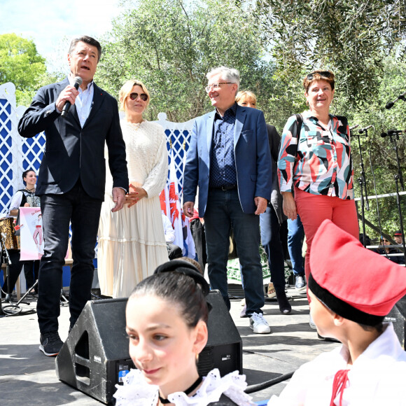 Exclusif - Christian Estrosi, le maire de Nice, et sa femme Laura Tenoudji ont inauguré la Fête des Mai dans les jardins de Cimiez à Nice, le 1er mai 2024, entourés par de nombreux élus municipaux, dont Philippe Pradal, le député de la 3ème circonscription des Alpes-Maritimes, conseiller municipal de la ville de Nice, Graig Monetti, l'adjoint au maire de Nice, délégué à l'événementiel, à la jeunesse et à l'égalité des chances, Jean Luc Gaglio, l'adjoint au maire délégué à l'éducation, au livre, à la lutte contre l'illettrisme, et à l'identité niçoise, ou encore Franck Martin, l'adjoint au maire de Nice chargé des commerces. Cette inauguration aurait du se faire le 1er mai, mais la pluie en a décidé autrement. Les différentes animations dans l'esprit de la culture et des traditions niçoises avec lancers de palhàssou, aubades et danses folkloriques, one man show, balèti, spectacles de théâtre et de magie vont se dérouler pendant tout le mois dans les jardins de Cimiez. Cette année, un petit plus artistique, des affiches de l'événement réalisées par des illustrateurs ont été exposées sous les oliviers des jardins. Cette célébration est issue d'un rite ancien en l'honneur de la déesse de la Terre. Le renouveau de la nature se célébrait en plantant un grand pin abattu dans la forêt, dans un temple et en le décorant de guirlandes de fleurs et de lauriers. Au fil des siècles, la coutume évolue : on danse autour des mats dressés dans des endroits symboliques, en mangeant des spécialités, en jouant au Pilou ou au Vitou et en élisant la Reine des Mai. Sa version actuelle englobe dégustations de spécialités niçoises, Ban Bagnat, Socca, Tourte aux Blettes, spectacles folkloriques et de variétés, bal musette, attractions et animations pour les petits et grands, structures gonflables, manège et ceux, tous les dimanches du mois de Mai. © Bruno Bebert/Bestimage 