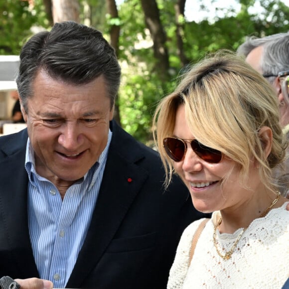 Christian Estrosi et Laura Tenoudji ont inauguré la Fête des Mai à Nice
Exclusif - Christian Estrosi, le maire de Nice, et sa femme Laura Tenoudji ont inauguré la Fête des Mai dans les jardins de Cimiez à Nice, entourés par de nombreux élus municipaux, dont Philippe Pradal, le député de la 3ème circonscription des Alpes-Maritimes, conseiller municipal de la ville de Nice, Graig Monetti, l'adjoint au maire de Nice, délégué à l'événementiel, à la jeunesse et à l'égalité des chances, Jean Luc Gaglio, l'adjoint au maire délégué à l'éducation, au livre, à la lutte contre l'illettrisme, et à l'identité niçoise, ou encore Franck Martin, l'adjoint au maire de Nice chargé des commerces. Cette inauguration aurait du se faire le 1er mai, mais la pluie en a décidé autrement. Les différentes animations dans l'esprit de la culture et des traditions niçoises avec lancers de palhàssou, aubades et danses folkloriques, one man show, balèti, spectacles de théâtre et de magie vont se dérouler pendant tout le mois dans les jardins de Cimiez. Cette année, un petit plus artistique, des affiches de l'événement réalisées par des illustrateurs ont été exposées sous les oliviers des jardins. Cette célébration est issue d'un rite ancien en l'honneur de la déesse de la Terre. Le renouveau de la nature se célébrait en plantant un grand pin abattu dans la forêt, dans un temple et en le décorant de guirlandes de fleurs et de lauriers. Au fil des siècles, la coutume évolue : on danse autour des mats dressés dans des endroits symboliques, en mangeant des spécialités, en jouant au Pilou ou au Vitou et en élisant la Reine des Mai. Sa version actuelle englobe dégustations de spécialités niçoises, Ban Bagnat, Socca, Tourte aux Blettes, spectacles folkloriques et de variétés, bal musette, attractions et animations pour les petits et grands, structures gonflables, manège et ceux, tous les dimanches du mois de Mai. © Bruno Bebert/Bestimage 