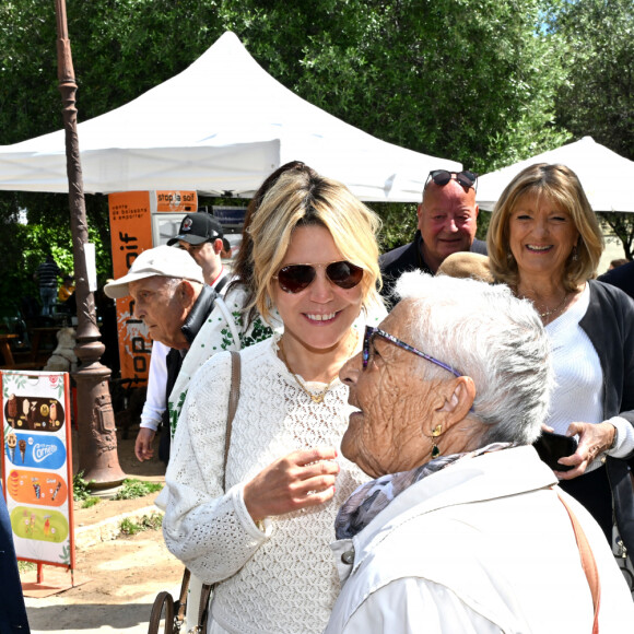 Exclusif - Christian Estrosi, le maire de Nice, et sa femme Laura Tenoudji ont inauguré la Fête des Mai dans les jardins de Cimiez à Nice, le 1er mai 2024, entourés par de nombreux élus municipaux, dont Philippe Pradal, le député de la 3ème circonscription des Alpes-Maritimes, conseiller municipal de la ville de Nice, Graig Monetti, l'adjoint au maire de Nice, délégué à l'événementiel, à la jeunesse et à l'égalité des chances, Jean Luc Gaglio, l'adjoint au maire délégué à l'éducation, au livre, à la lutte contre l'illettrisme, et à l'identité niçoise, ou encore Franck Martin, l'adjoint au maire de Nice chargé des commerces. Cette inauguration aurait du se faire le 1er mai, mais la pluie en a décidé autrement. Les différentes animations dans l'esprit de la culture et des traditions niçoises avec lancers de palhàssou, aubades et danses folkloriques, one man show, balèti, spectacles de théâtre et de magie vont se dérouler pendant tout le mois dans les jardins de Cimiez. Cette année, un petit plus artistique, des affiches de l'événement réalisées par des illustrateurs ont été exposées sous les oliviers des jardins. Cette célébration est issue d'un rite ancien en l'honneur de la déesse de la Terre. Le renouveau de la nature se célébrait en plantant un grand pin abattu dans la forêt, dans un temple et en le décorant de guirlandes de fleurs et de lauriers. Au fil des siècles, la coutume évolue : on danse autour des mats dressés dans des endroits symboliques, en mangeant des spécialités, en jouant au Pilou ou au Vitou et en élisant la Reine des Mai. Sa version actuelle englobe dégustations de spécialités niçoises, Ban Bagnat, Socca, Tourte aux Blettes, spectacles folkloriques et de variétés, bal musette, attractions et animations pour les petits et grands, structures gonflables, manège et ceux, tous les dimanches du mois de Mai. © Bruno Bebert/Bestimage 