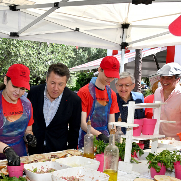 Exclusif - Christian Estrosi, le maire de Nice, et sa femme Laura Tenoudji ont inauguré la Fête des Mai dans les jardins de Cimiez à Nice, le 1er mai 2024, entourés par de nombreux élus municipaux, dont Philippe Pradal, le député de la 3ème circonscription des Alpes-Maritimes, conseiller municipal de la ville de Nice, Graig Monetti, l'adjoint au maire de Nice, délégué à l'événementiel, à la jeunesse et à l'égalité des chances, Jean Luc Gaglio, l'adjoint au maire délégué à l'éducation, au livre, à la lutte contre l'illettrisme, et à l'identité niçoise, ou encore Franck Martin, l'adjoint au maire de Nice chargé des commerces. Cette inauguration aurait du se faire le 1er mai, mais la pluie en a décidé autrement. Les différentes animations dans l'esprit de la culture et des traditions niçoises avec lancers de palhàssou, aubades et danses folkloriques, one man show, balèti, spectacles de théâtre et de magie vont se dérouler pendant tout le mois dans les jardins de Cimiez. Cette année, un petit plus artistique, des affiches de l'événement réalisées par des illustrateurs ont été exposées sous les oliviers des jardins. Cette célébration est issue d'un rite ancien en l'honneur de la déesse de la Terre. Le renouveau de la nature se célébrait en plantant un grand pin abattu dans la forêt, dans un temple et en le décorant de guirlandes de fleurs et de lauriers. Au fil des siècles, la coutume évolue : on danse autour des mats dressés dans des endroits symboliques, en mangeant des spécialités, en jouant au Pilou ou au Vitou et en élisant la Reine des Mai. Sa version actuelle englobe dégustations de spécialités niçoises, Ban Bagnat, Socca, Tourte aux Blettes, spectacles folkloriques et de variétés, bal musette, attractions et animations pour les petits et grands, structures gonflables, manège et ceux, tous les dimanches du mois de Mai. © Bruno Bebert/Bestimage 