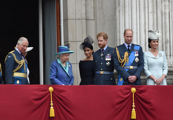 Le prince Charles, la reine Elisabeth II d'Angleterre, Meghan Markle, duchesse de Sussex (habillée en Dior Haute Couture par Maria Grazia Chiuri), le prince Harry, duc de Sussex, le prince William, duc de Cambridge, Kate Catherine Middleton, duchesse de Cambridge - La famille royale d'Angleterre lors de la parade aérienne de la RAF pour le centième anniversaire au palais de Buckingham à Londres. Le 10 juillet 2018