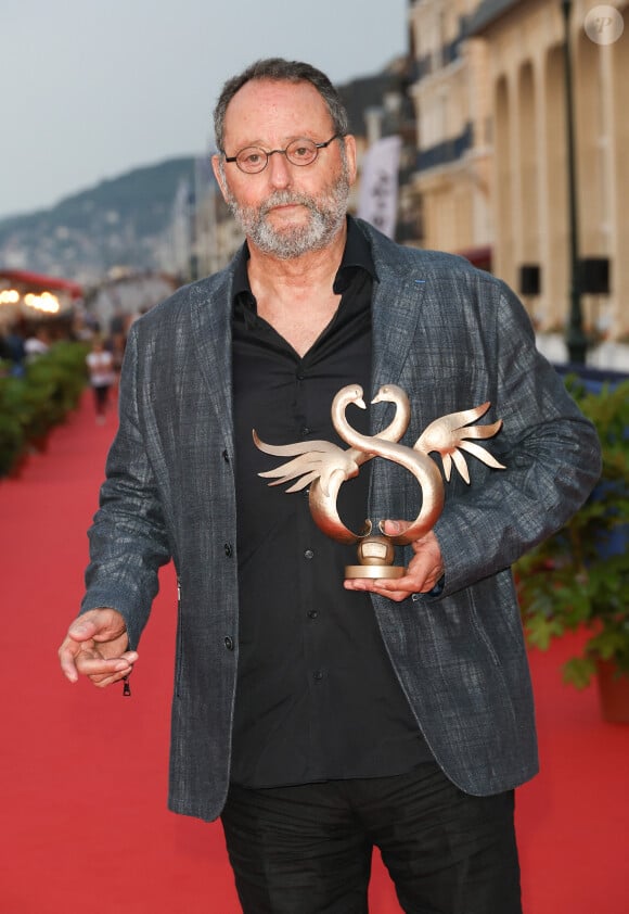 Son rapport à la France...
Jean Reno sur le tapis rouge du prix du court métrage lors du 37ème festival du film de Cabourg (37ème journées romantiques du 14 au 18 juin 2023), à Cabourg, France, le 16 juin 2023. © Coadic Guirec/Bestimage 