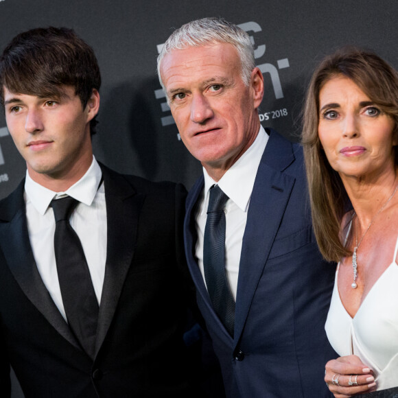 Le fils de Didier Deschamps s'est fiancé le 6 mai 2024 dans un cadre idyllique comme on peut le voir dans une courte vidéo partagée sur Instagram.
Didier Deschamps, sa femme Claude et leur fils Dylan - Les célébrités arrivent à la cérémonie des Trophées Fifa 2018 au Royal Festival Hall à Londres, Royaume Uni