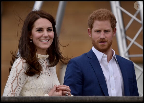Catherine (Kate) Middleton, duchesse de Cambridge, et Harry accueillent les enfants de ceux qui sont morts au service des Forces armées lors d'une une fête à Buckingham à londres le 13 mai 2017.