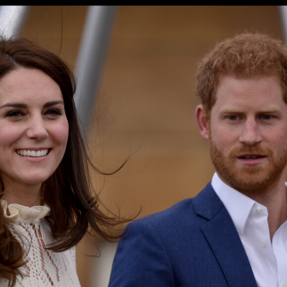 Catherine (Kate) Middleton, duchesse de Cambridge, et Harry accueillent les enfants de ceux qui sont morts au service des Forces armées lors d'une une fête à Buckingham à londres le 13 mai 2017.