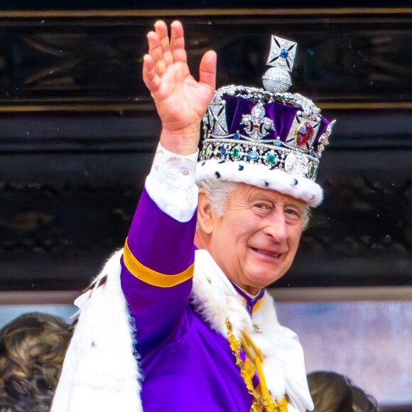 Ce dernier a fait savoir que ce serait impossible en raison de son emploi du temps
 
Le prince Louis fête son sixième anniversaire en compagnie de ses parents, le prince William de Galles et Catherine, princesse de Galles, Kate Middleton, et de ses frères et soeurs, le prince George et la princesse Charlotte, au Royaume-Uni. Louis est l'un des petits-enfants du roi Charles III et est le quatrième dans la ligne de succession au trône britannique derrière son père et ses frères et soeurs.