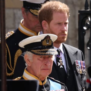 Le prince Harry aurait bien aimé voir son père, Charles III
 
Le prince de Galles William, le roi Charles III d'Angleterre et le prince Harry, duc de Sussex - Sorties du service funéraire à l'Abbaye de Westminster pour les funérailles d'Etat de la reine Elizabeth II d'Angleterre. Le 19 septembre 2022