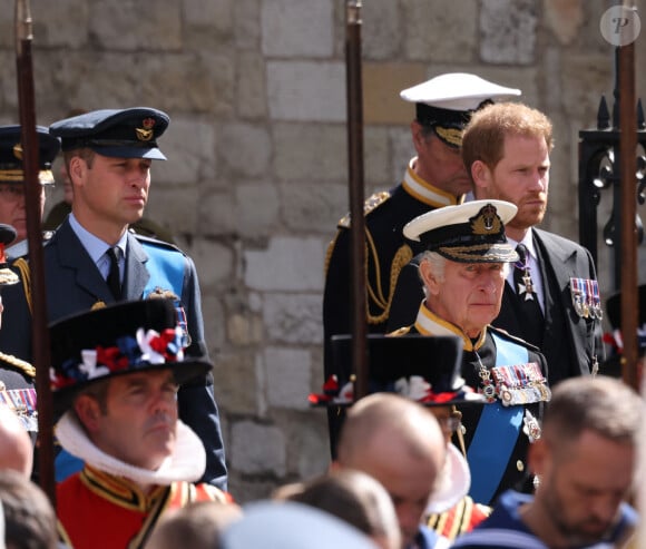 Le prince Harry aurait bien aimé voir son père, Charles III
 
Le prince de Galles William, le roi Charles III d'Angleterre et le prince Harry, duc de Sussex - Sorties du service funéraire à l'Abbaye de Westminster pour les funérailles d'Etat de la reine Elizabeth II d'Angleterre. Le 19 septembre 2022