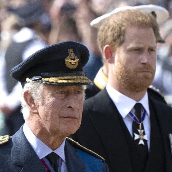 Charles III rembarre à nouveau le prince Harry
 
Le roi Charles III d'Angleterre, le prince Harry, duc de Sussex - Procession cérémonielle du cercueil de la reine Elisabeth II du palais de Buckingham à Westminster Hall à Londres.