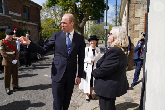 Le prince William, prince de Galles, visite James' Place à Newcastle, Royaume Uni, le 30 avril 2024, un centre de prévention du suicide proposant une thérapie gratuite aux hommes suicidaires du Nord-Est. Une petite foule s'était rassemblée dehors pour accueillir le prince. Un petit garçon chanceux Max O'Connell, âgé de 3 ans, qui se tenait avec ses parents, a eu la chance de prendre une photo avec le Prince. Le Prince est arrivé dans le Nord-Est par hélicoptère.