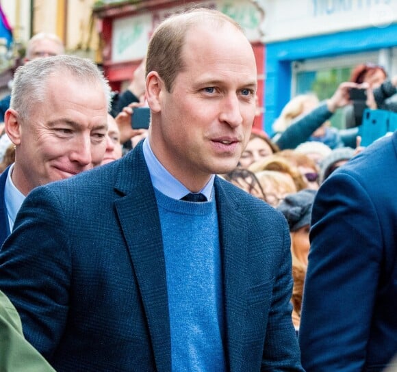 Il a même pris part, en pantalon de ville et chemise, à une partie de volley au cours de laquelle il a dévoilé son impressionnant service
Le prince de Galles, William