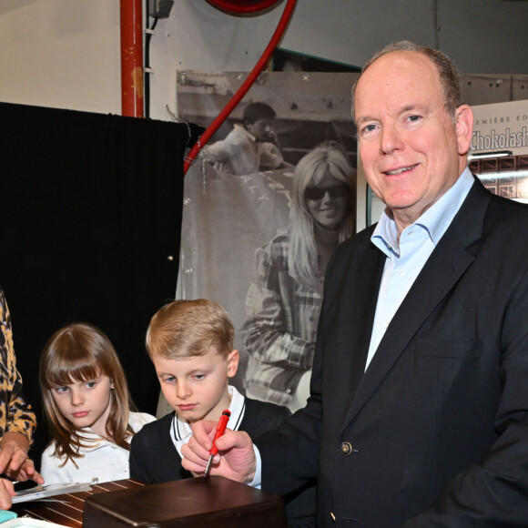 Le prince Albert avait attribué à chacune des oeuvres une association
Le prince Albert II de Monaco, accompagné par le prince héréditaire Jacques et la princesse Gabriella, a visité le 1er Chocolashow, un salon du chocolat installé dans le Tunnel Riva à Monaco, le 9 mai 2024. Lors de cette 1ere édition, huit artistes élèves du Pavillon Bosio ont réalisé des sculptures en chocolat, chacune attribué à une association caritative après un tirage au sort réalisé par le prince souverain. Les sculptures ont été vendues aux enchères à la fin de la journée et le prix de la vente a été reversé à chaque association. Le prince et ses enfants ont aussi participé à la création d'une oeuvre originale en signant une pièce chocolatée. © Bruno Bebert / Bestimage 