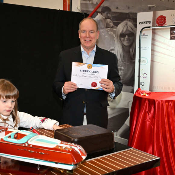Le prince Albert II de Monaco, accompagné par le prince héréditaire Jacques et la princesse Gabriella, a visité le 1er Chocolashow, un salon du chocolat installé dans le Tunnel Riva à Monaco, le 9 mai 2024. Lors de cette 1ere édition, huit artistes élèves du Pavillon Bosio ont réalisé des sculptures en chocolat, chacune attribué à une association caritative après un tirage au sort réalisé par le prince souverain. Les sculptures ont été vendues aux enchères à la fin de la journée et le prix de la vente a été reversé à chaque association. Le prince et ses enfants ont aussi participé à la création d'une oeuvre originale en signant une pièce chocolatée. © Bruno Bebert / Bestimage 