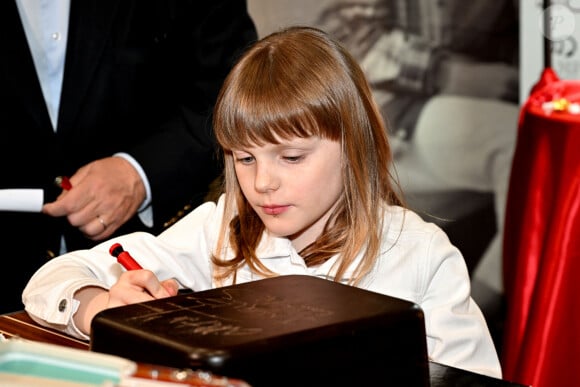 Le prince Albert II de Monaco, accompagné par le prince héréditaire Jacques et la princesse Gabriella, a visité le 1er Chocolashow, un salon du chocolat installé dans le Tunnel Riva à Monaco, le 9 mai 2024. Lors de cette 1ere édition, huit artistes élèves du Pavillon Bosio ont réalisé des sculptures en chocolat, chacune attribué à une association caritative après un tirage au sort réalisé par le prince souverain. Les sculptures ont été vendues aux enchères à la fin de la journée et le prix de la vente a été reversé à chaque association. Le prince et ses enfants ont aussi participé à la création d'une oeuvre originale en signant une pièce chocolatée. © Bruno Bebert / Bestimage 