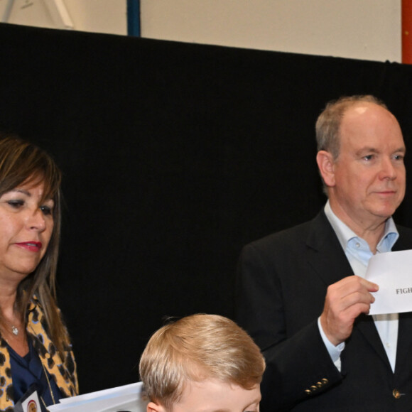 Le prince Albert II de Monaco, accompagné par le prince héréditaire Jacques et la princesse Gabriella, a visité le 1er Chocolashow, un salon du chocolat installé dans le Tunnel Riva à Monaco, le 9 mai 2024. Lors de cette 1ere édition, huit artistes élèves du Pavillon Bosio ont réalisé des sculptures en chocolat, chacune attribué à une association caritative après un tirage au sort réalisé par le prince souverain. Les sculptures ont été vendues aux enchères à la fin de la journée et le prix de la vente a été reversé à chaque association. Le prince et ses enfants ont aussi participé à la création d'une oeuvre originale en signant une pièce chocolatée. © Bruno Bebert / Bestimage 