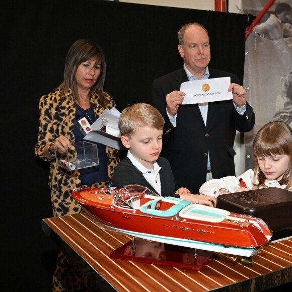 Le prince Albert II de Monaco, accompagné par le prince héréditaire Jacques et la princesse Gabriella, a visité le 1er Chocolashow, un salon du chocolat installé dans le Tunnel Riva à Monaco, le 9 mai 2024. Lors de cette 1ere édition, huit artistes élèves du Pavillon Bosio ont réalisé des sculptures en chocolat, chacune attribué à une association caritative après un tirage au sort réalisé par le prince souverain. Les sculptures ont été vendues aux enchères à la fin de la journée et le prix de la vente a été reversé à chaque association. Le prince et ses enfants ont aussi participé à la création d'une oeuvre originale en signant une pièce chocolatée. © Bruno Bebert / Bestimage 