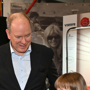 Le prince Albert II de Monaco, accompagné par le prince héréditaire Jacques et la princesse Gabriella, a visité le 1er Chocolashow, un salon du chocolat installé dans le Tunnel Riva à Monaco, le 9 mai 2024. Lors de cette 1ere édition, huit artistes élèves du Pavillon Bosio ont réalisé des sculptures en chocolat, chacune attribué à une association caritative après un tirage au sort réalisé par le prince souverain. Les sculptures ont été vendues aux enchères à la fin de la journée et le prix de la vente a été reversé à chaque association. Le prince et ses enfants ont aussi participé à la création d'une oeuvre originale en signant une pièce chocolatée. © Bruno Bebert / Bestimage 