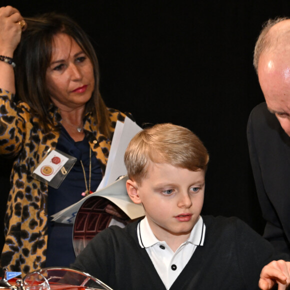 Le prince Albert II de Monaco, accompagné par le prince héréditaire Jacques et la princesse Gabriella, a visité le 1er Chocolashow, un salon du chocolat installé dans le Tunnel Riva à Monaco, le 9 mai 2024. Lors de cette 1ere édition, huit artistes élèves du Pavillon Bosio ont réalisé des sculptures en chocolat, chacune attribué à une association caritative après un tirage au sort réalisé par le prince souverain. Les sculptures ont été vendues aux enchères à la fin de la journée et le prix de la vente a été reversé à chaque association. Le prince et ses enfants ont aussi participé à la création d'une oeuvre originale en signant une pièce chocolatée. © Bruno Bebert / Bestimage 