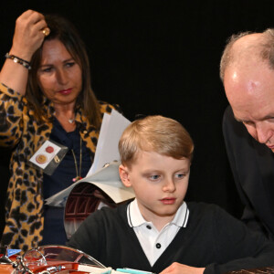 Père et enfants n'ont pas sculpté mais ont pu marquer un bloc de chocolat de leur patte
Le prince Albert II de Monaco, accompagné par le prince héréditaire Jacques et la princesse Gabriella, a visité le 1er Chocolashow, un salon du chocolat installé dans le Tunnel Riva à Monaco, le 9 mai 2024. Lors de cette 1ere édition, huit artistes élèves du Pavillon Bosio ont réalisé des sculptures en chocolat, chacune attribué à une association caritative après un tirage au sort réalisé par le prince souverain. Les sculptures ont été vendues aux enchères à la fin de la journée et le prix de la vente a été reversé à chaque association. Le prince et ses enfants ont aussi participé à la création d'une oeuvre originale en signant une pièce chocolatée. © Bruno Bebert / Bestimage 