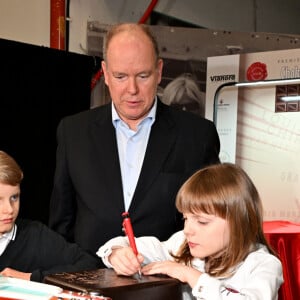 Qui a récolté le montant auquel elle a été vendue lors d'une vente aux enchères.
Le prince Albert II de Monaco, accompagné par le prince héréditaire Jacques et la princesse Gabriella, a visité le 1er Chocolashow, un salon du chocolat installé dans le Tunnel Riva à Monaco, le 9 mai 2024. Lors de cette 1ere édition, huit artistes élèves du Pavillon Bosio ont réalisé des sculptures en chocolat, chacune attribué à une association caritative après un tirage au sort réalisé par le prince souverain. Les sculptures ont été vendues aux enchères à la fin de la journée et le prix de la vente a été reversé à chaque association. Le prince et ses enfants ont aussi participé à la création d'une oeuvre originale en signant une pièce chocolatée. © Bruno Bebert / Bestimage 