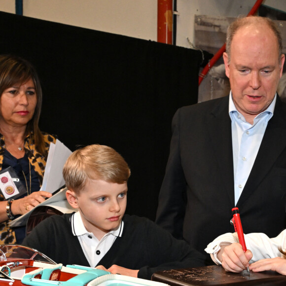 Le prince Albert II de Monaco, accompagné par le prince héréditaire Jacques et la princesse Gabriella, a visité le 1er Chocolashow, un salon du chocolat installé dans le Tunnel Riva à Monaco, le 9 mai 2024. Lors de cette 1ere édition, huit artistes élèves du Pavillon Bosio ont réalisé des sculptures en chocolat, chacune attribué à une association caritative après un tirage au sort réalisé par le prince souverain. Les sculptures ont été vendues aux enchères à la fin de la journée et le prix de la vente a été reversé à chaque association. Le prince et ses enfants ont aussi participé à la création d'une oeuvre originale en signant une pièce chocolatée. © Bruno Bebert / Bestimage 