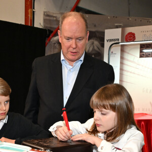 Le prince Albert II de Monaco, accompagné par le prince héréditaire Jacques et la princesse Gabriella, a visité le 1er Chocolashow, un salon du chocolat installé dans le Tunnel Riva à Monaco, le 9 mai 2024. Lors de cette 1ere édition, huit artistes élèves du Pavillon Bosio ont réalisé des sculptures en chocolat, chacune attribué à une association caritative après un tirage au sort réalisé par le prince souverain. Les sculptures ont été vendues aux enchères à la fin de la journée et le prix de la vente a été reversé à chaque association. Le prince et ses enfants ont aussi participé à la création d'une oeuvre originale en signant une pièce chocolatée. © Bruno Bebert / Bestimage 