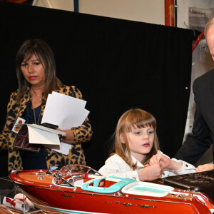 Le prince Albert II de Monaco, accompagné par le prince héréditaire Jacques et la princesse Gabriella, a visité le 1er Chocolashow, un salon du chocolat installé dans le Tunnel Riva à Monaco, le 9 mai 2024. Lors de cette 1ere édition, huit artistes élèves du Pavillon Bosio ont réalisé des sculptures en chocolat, chacune attribué à une association caritative après un tirage au sort réalisé par le prince souverain. Les sculptures ont été vendues aux enchères à la fin de la journée et le prix de la vente a été reversé à chaque association. Le prince et ses enfants ont aussi participé à la création d'une oeuvre originale en signant une pièce chocolatée. © Bruno Bebert / Bestimage 