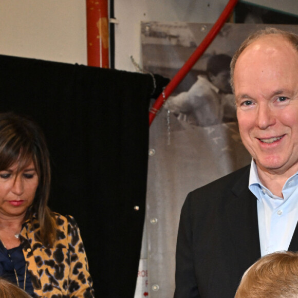 Le prince Albert II de Monaco, accompagné par le prince héréditaire Jacques et la princesse Gabriella, a visité le 1er Chocolashow, un salon du chocolat installé dans le Tunnel Riva à Monaco, le 9 mai 2024. Lors de cette 1ere édition, huit artistes élèves du Pavillon Bosio ont réalisé des sculptures en chocolat, chacune attribué à une association caritative après un tirage au sort réalisé par le prince souverain. Les sculptures ont été vendues aux enchères à la fin de la journée et le prix de la vente a été reversé à chaque association. Le prince et ses enfants ont aussi participé à la création d'une oeuvre originale en signant une pièce chocolatée. © Bruno Bebert / Bestimage 