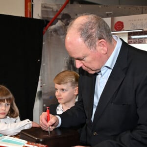 Le prince Albert II de Monaco, accompagné par le prince héréditaire Jacques et la princesse Gabriella, a visité le 1er Chocolashow, un salon du chocolat installé dans le Tunnel Riva à Monaco, le 9 mai 2024. Lors de cette 1ere édition, huit artistes élèves du Pavillon Bosio ont réalisé des sculptures en chocolat, chacune attribué à une association caritative après un tirage au sort réalisé par le prince souverain. Les sculptures ont été vendues aux enchères à la fin de la journée et le prix de la vente a été reversé à chaque association. Le prince et ses enfants ont aussi participé à la création d'une oeuvre originale en signant une pièce chocolatée. © Bruno Bebert / Bestimage 