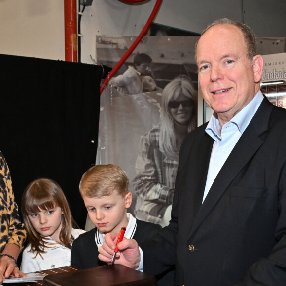 Le prince Albert II de Monaco, accompagné par le prince héréditaire Jacques et la princesse Gabriella, a visité le 1er Chocolashow, un salon du chocolat installé dans le Tunnel Riva à Monaco, le 9 mai 2024. Lors de cette 1ere édition, huit artistes élèves du Pavillon Bosio ont réalisé des sculptures en chocolat, chacune attribué à une association caritative après un tirage au sort réalisé par le prince souverain. Les sculptures ont été vendues aux enchères à la fin de la journée et le prix de la vente a été reversé à chaque association. Le prince et ses enfants ont aussi participé à la création d'une oeuvre originale en signant une pièce chocolatée. © Bruno Bebert / Bestimage 