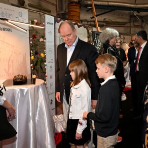 Ils ont pu admirer les diverses oeuvres faites en chocolat par des étudiants en art
Le prince Albert II de Monaco, accompagné par le prince héréditaire Jacques et la princesse Gabriella, a visité le 1er Chocolashow, un salon du chocolat installé dans le Tunnel Riva à Monaco, le 9 mai 2024. Lors de cette 1ere édition, huit artistes élèves du Pavillon Bosio ont réalisé des sculptures en chocolat, chacune attribué à une association caritative après un tirage au sort réalisé par le prince souverain. Les sculptures ont été vendues aux enchères à la fin de la journée et le prix de la vente a été reversé à chaque association. Le prince et ses enfants ont aussi participé à la création d'une oeuvre originale en signant une pièce chocolatée. © Bruno Bebert / Bestimage 