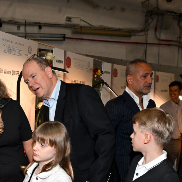 Le prince Albert II de Monaco, accompagné par le prince héréditaire Jacques et la princesse Gabriella, a visité le 1er Chocolashow, un salon du chocolat installé dans le Tunnel Riva à Monaco, le 9 mai 2024. Lors de cette 1ere édition, huit artistes élèves du Pavillon Bosio ont réalisé des sculptures en chocolat, chacune attribué à une association caritative après un tirage au sort réalisé par le prince souverain. Les sculptures ont été vendues aux enchères à la fin de la journée et le prix de la vente a été reversé à chaque association. Le prince et ses enfants ont aussi participé à la création d'une oeuvre originale en signant une pièce chocolatée. © Bruno Bebert / Bestimage 